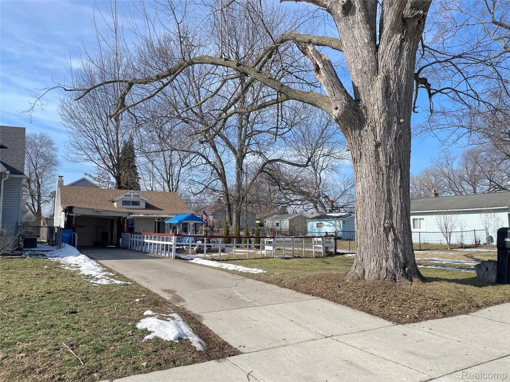 26521 BARRINGTON Madison Heights City, MI 48071