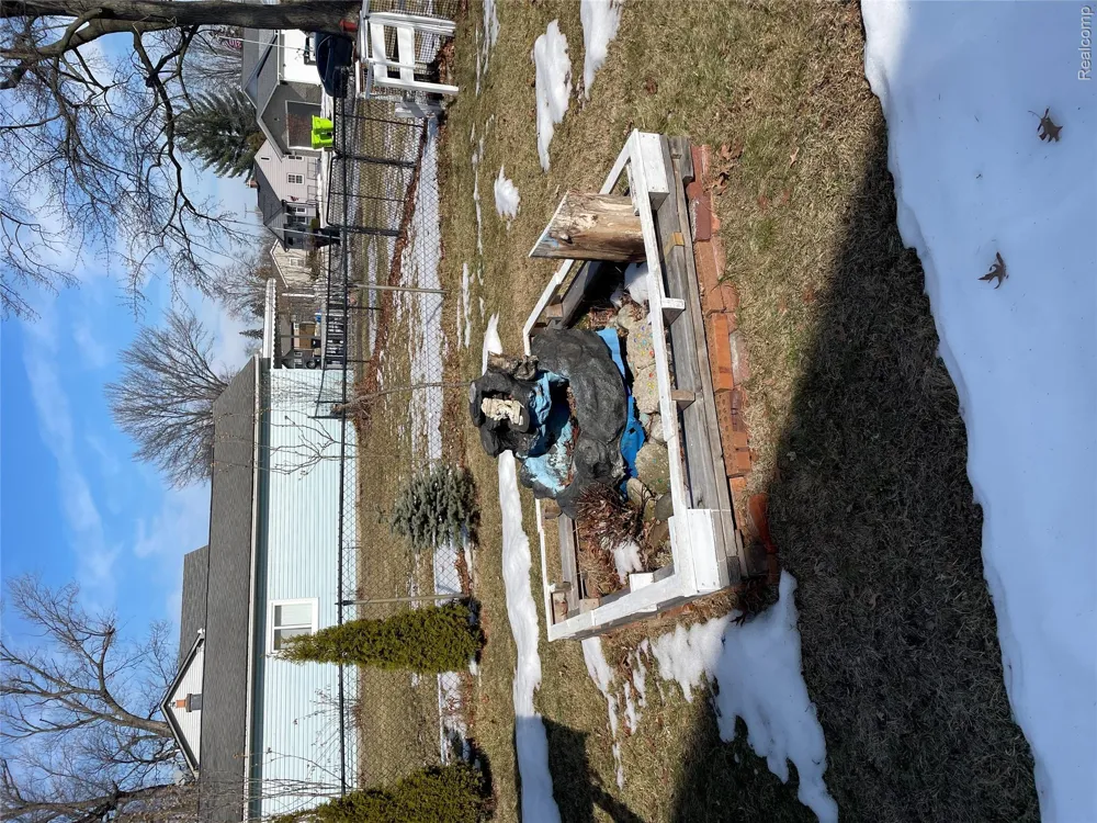 26521 BARRINGTON Madison Heights City, MI 48071