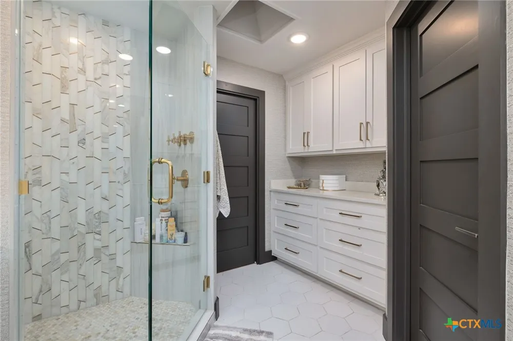 180 Lake Ridge Drive Seguin, TX 78155