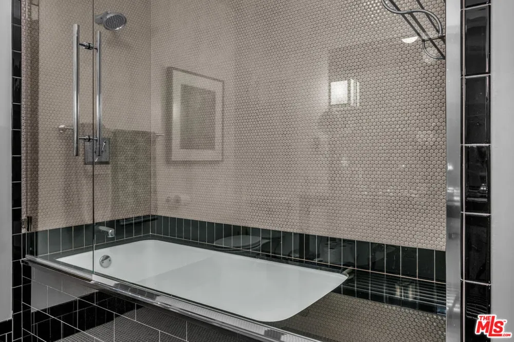 1645 Vine Street #402 Los Angeles, CA 90028
