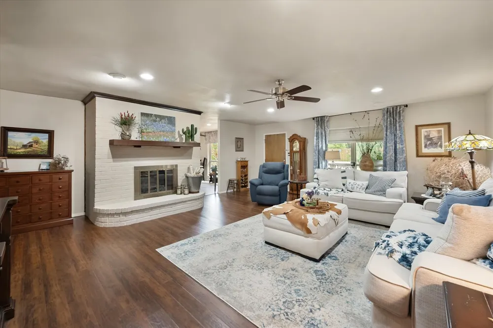 1032 E Enon Avenue Everman, TX 76140