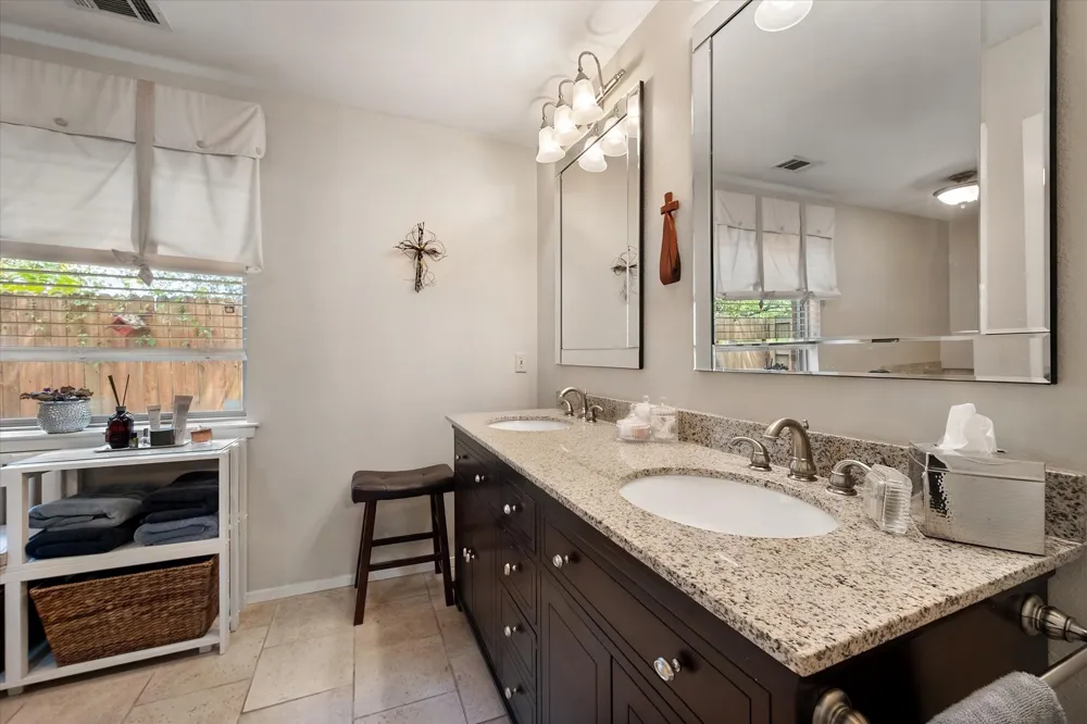 1032 E Enon Avenue Everman, TX 76140