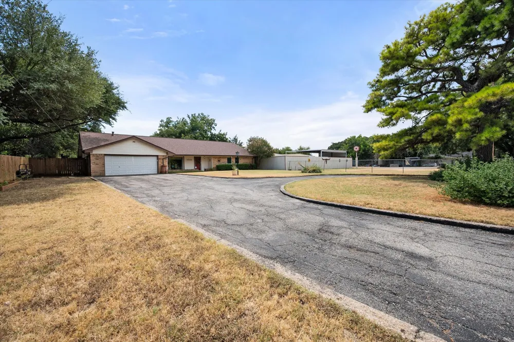 1032 E Enon Avenue Everman, TX 76140