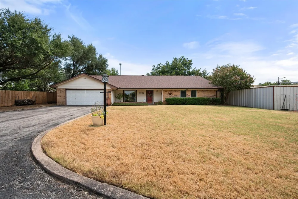 1032 E Enon Avenue Everman, TX 76140