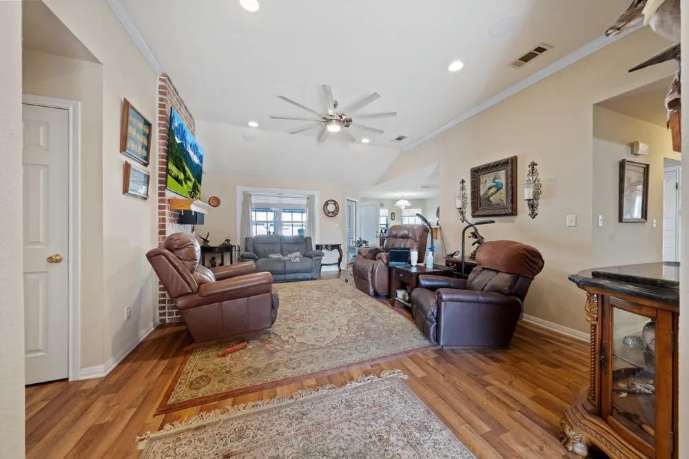 105 Topaz Circle Hewitt, TX 76643