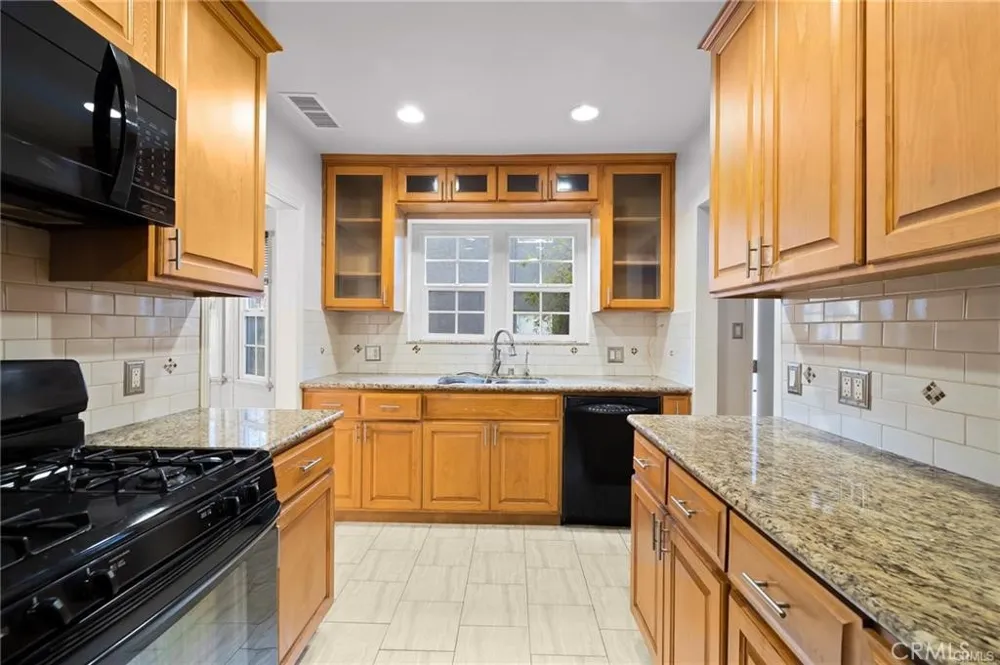 1283 S Dunsmuir Los Angeles, CA 90019