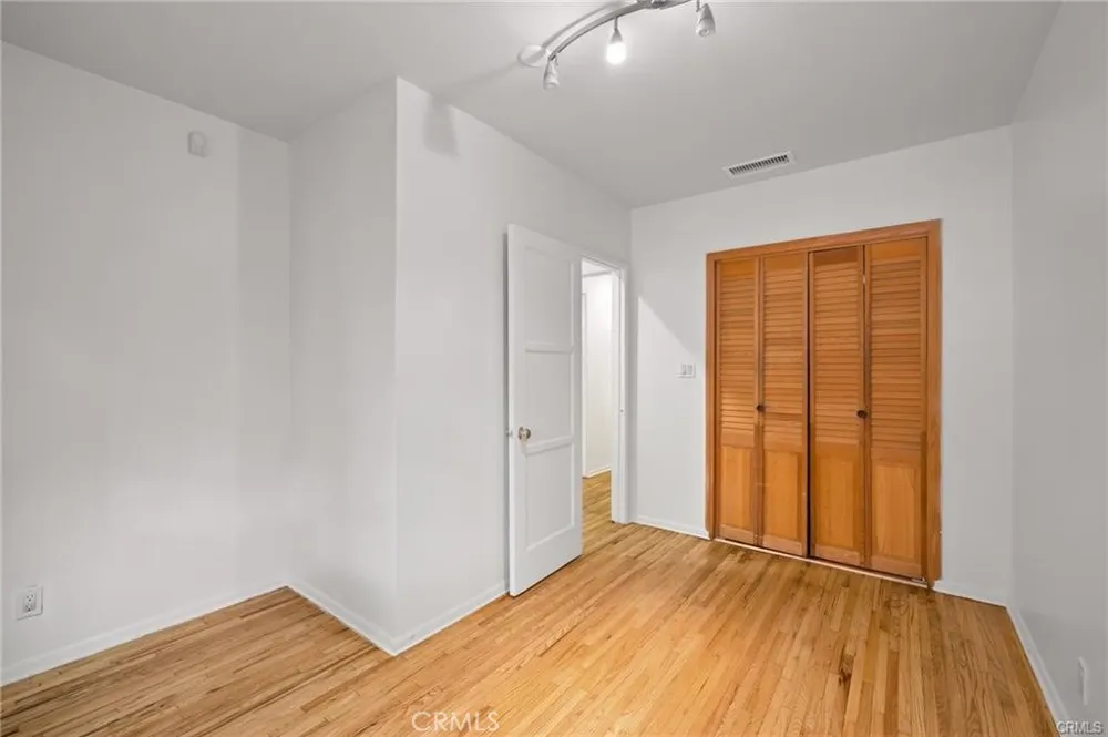 1283 S Dunsmuir Los Angeles, CA 90019