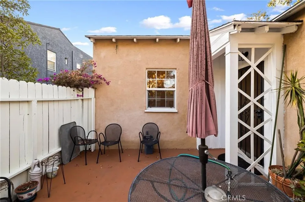 1283 S Dunsmuir Los Angeles, CA 90019