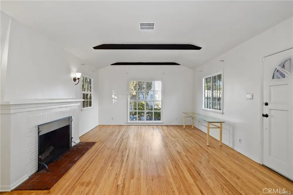 1283 S Dunsmuir Los Angeles, CA 90019