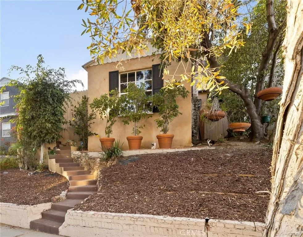 1283 S Dunsmuir Los Angeles, CA 90019