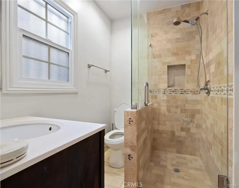1283 S Dunsmuir Los Angeles, CA 90019