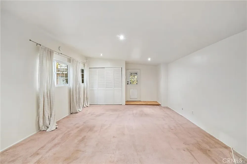 1283 S Dunsmuir Los Angeles, CA 90019
