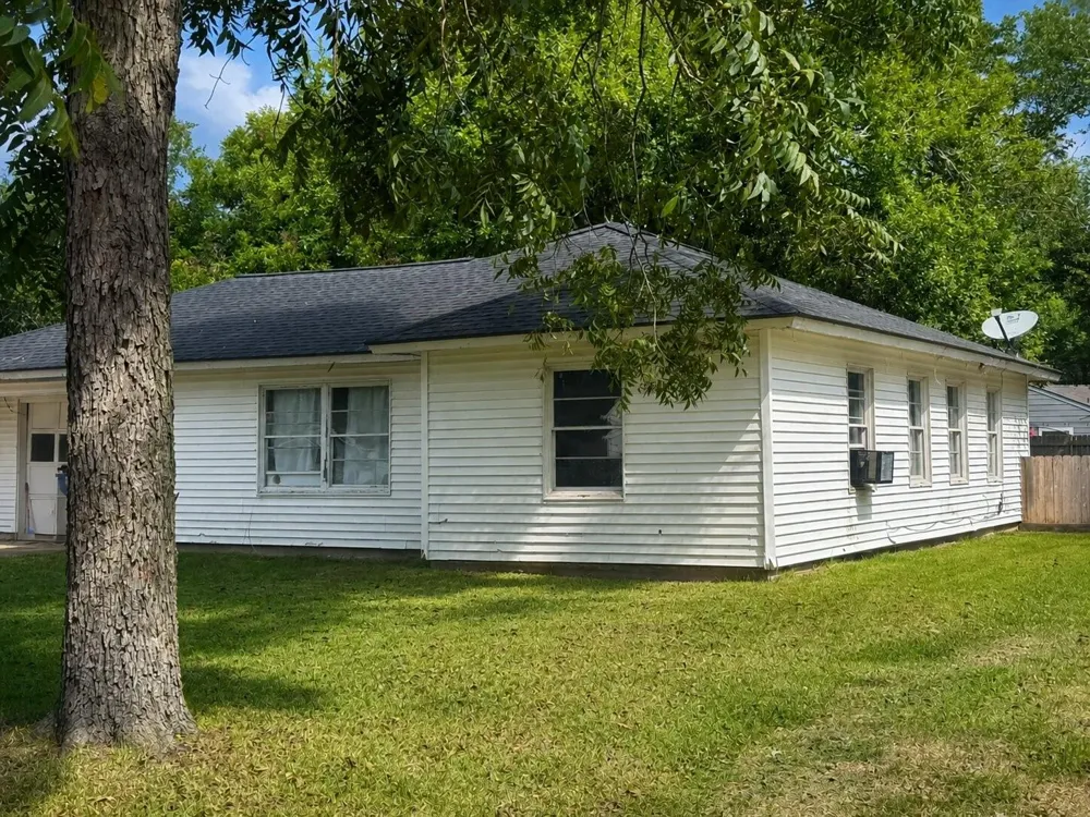 1101 Southampton Dr Angleton, TX 77515