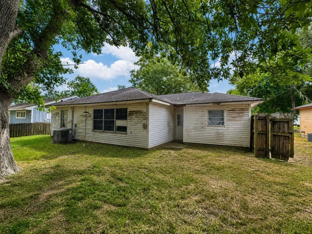 1101 Southampton Dr Angleton, TX 77515