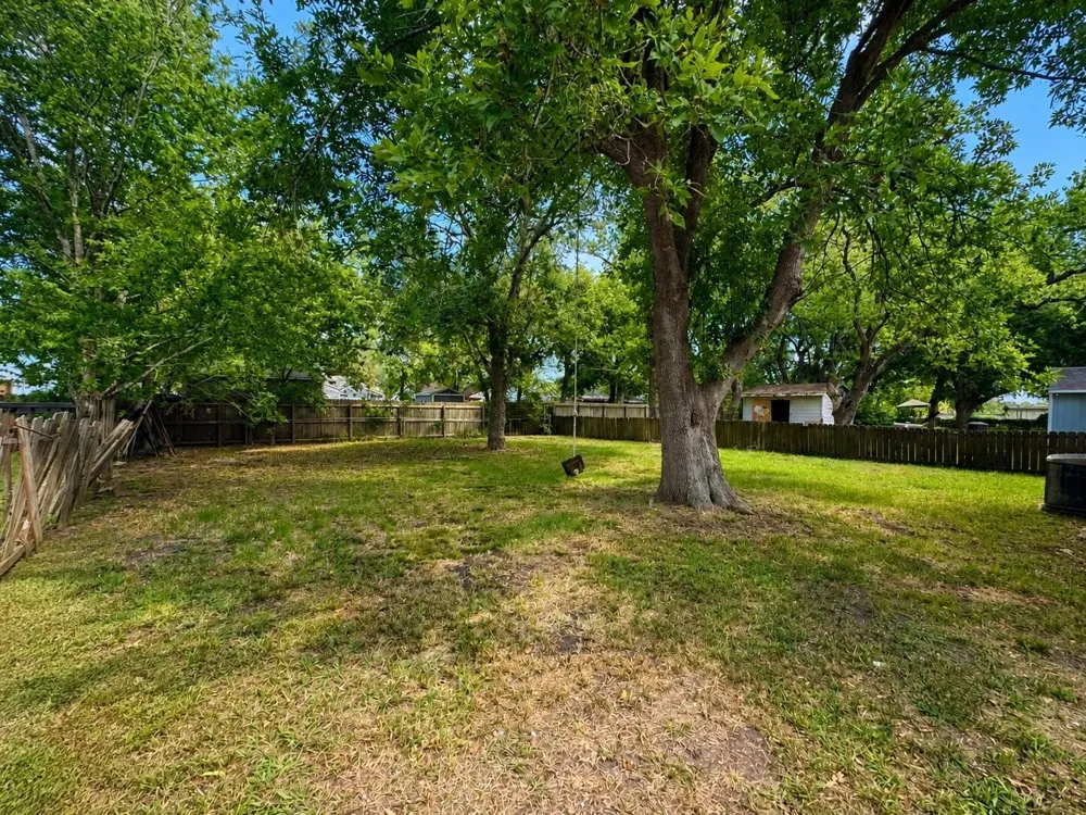 1101 Southampton Dr Angleton, TX 77515