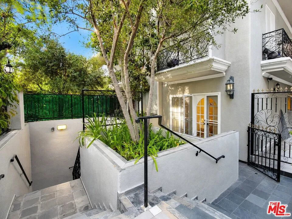 342 Palm Drive #201 Beverly Hills, CA 90210