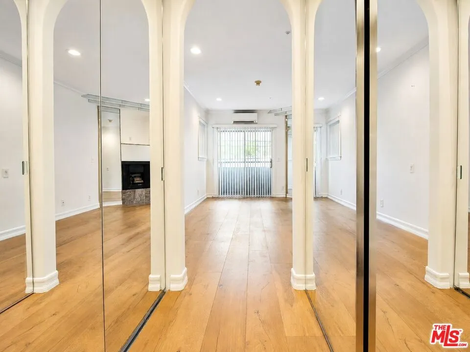 342 Palm Drive #201 Beverly Hills, CA 90210