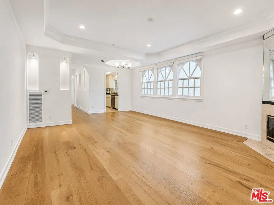 342 Palm Drive #201 Beverly Hills, CA 90210