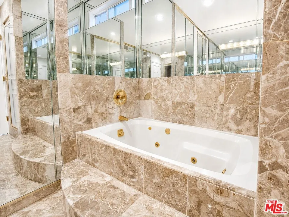 342 Palm Drive #201 Beverly Hills, CA 90210