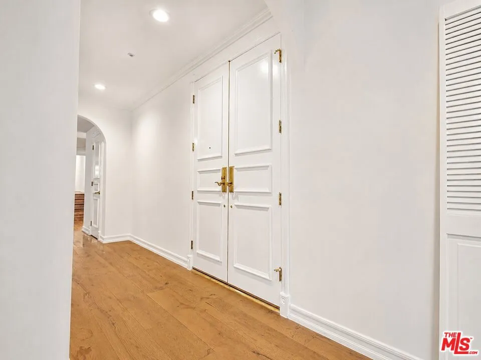 342 Palm Drive #201 Beverly Hills, CA 90210