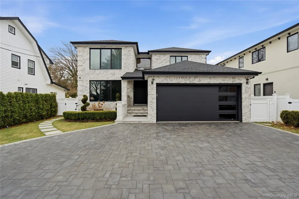 17 Garfield Place Roslyn Heights, NY 11577