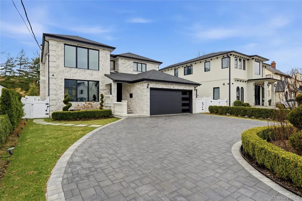 17 Garfield Place Roslyn Heights, NY 11577