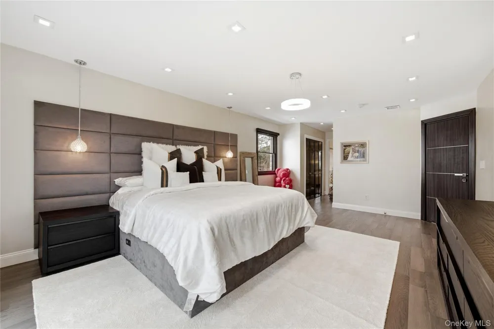 17 Garfield Place Roslyn Heights, NY 11577