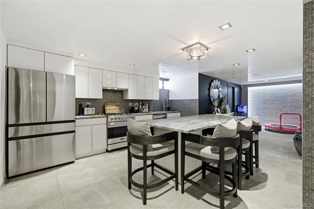 17 Garfield Place Roslyn Heights, NY 11577