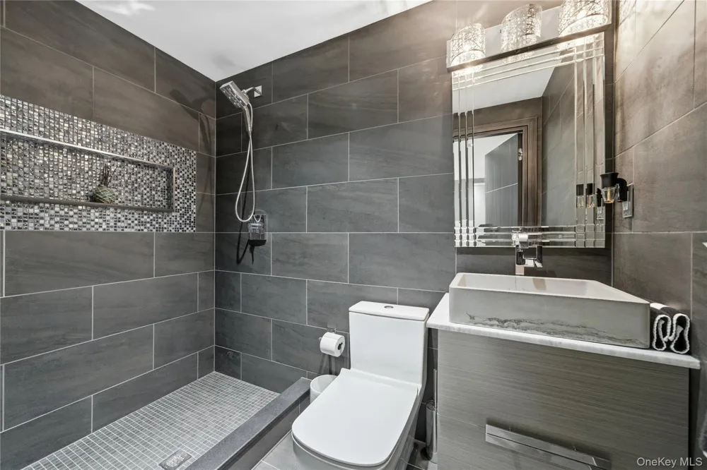 17 Garfield Place Roslyn Heights, NY 11577