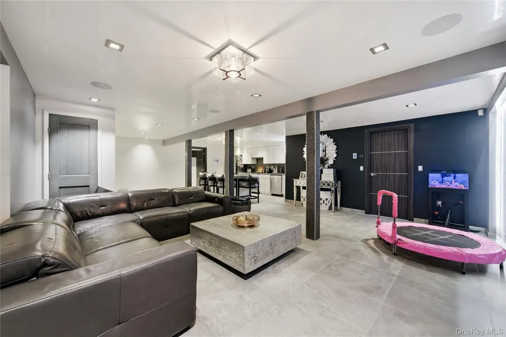 17 Garfield Place Roslyn Heights, NY 11577