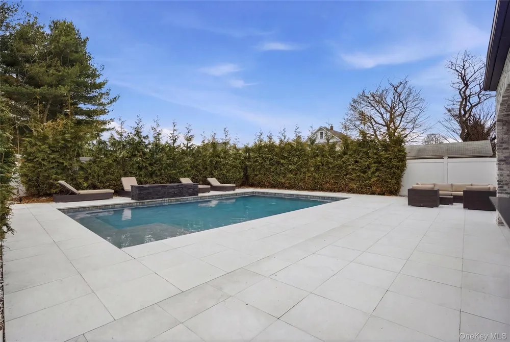 17 Garfield Place Roslyn Heights, NY 11577