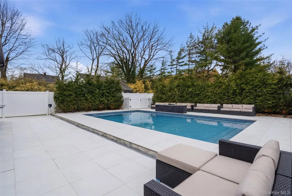 17 Garfield Place Roslyn Heights, NY 11577