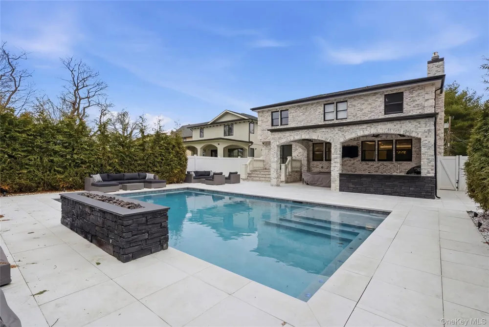17 Garfield Place Roslyn Heights, NY 11577
