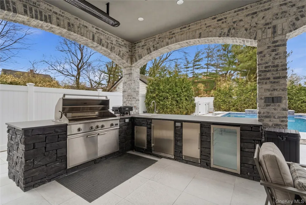 17 Garfield Place Roslyn Heights, NY 11577