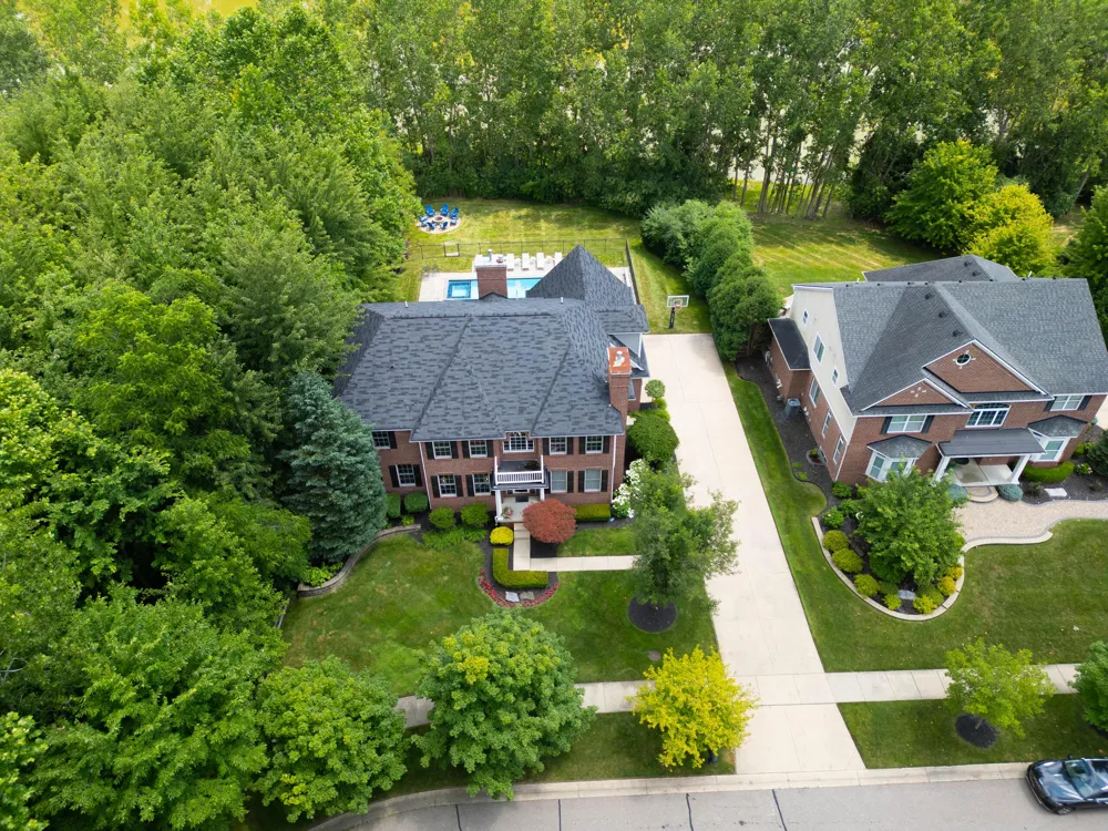 613 Aylesbury Court Canton, MI 48187