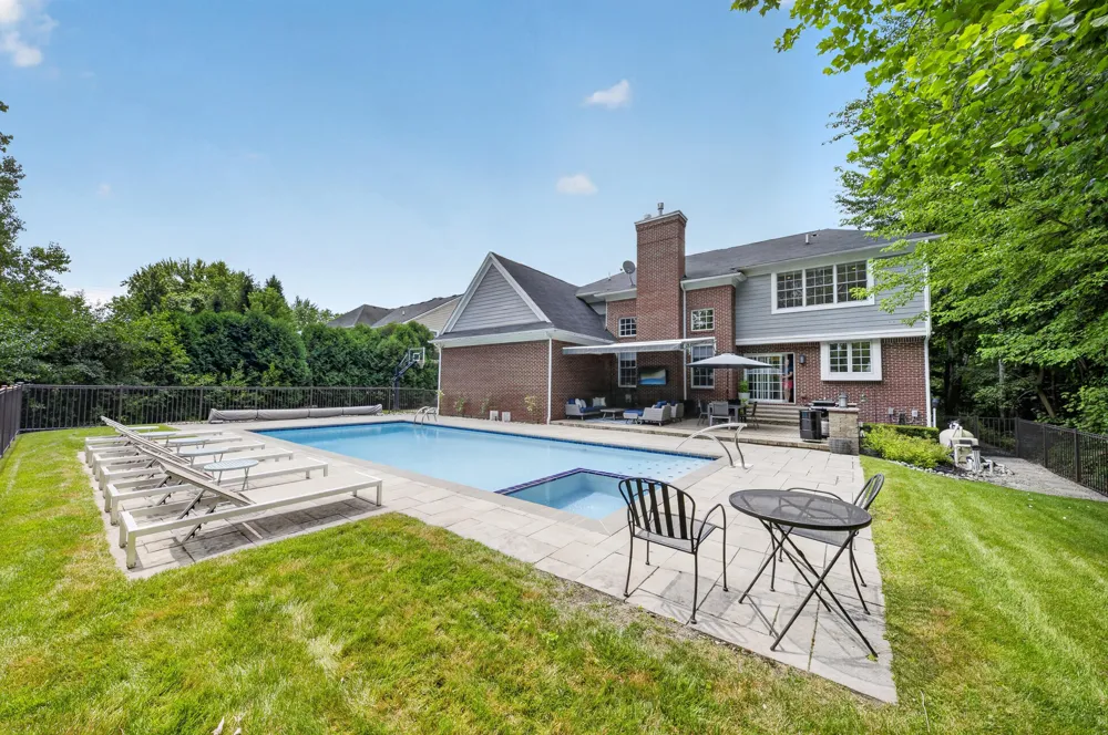 613 Aylesbury Court Canton, MI 48187