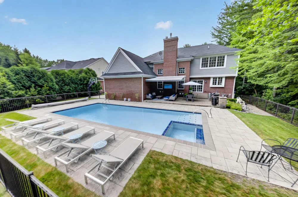 613 Aylesbury Court Canton, MI 48187