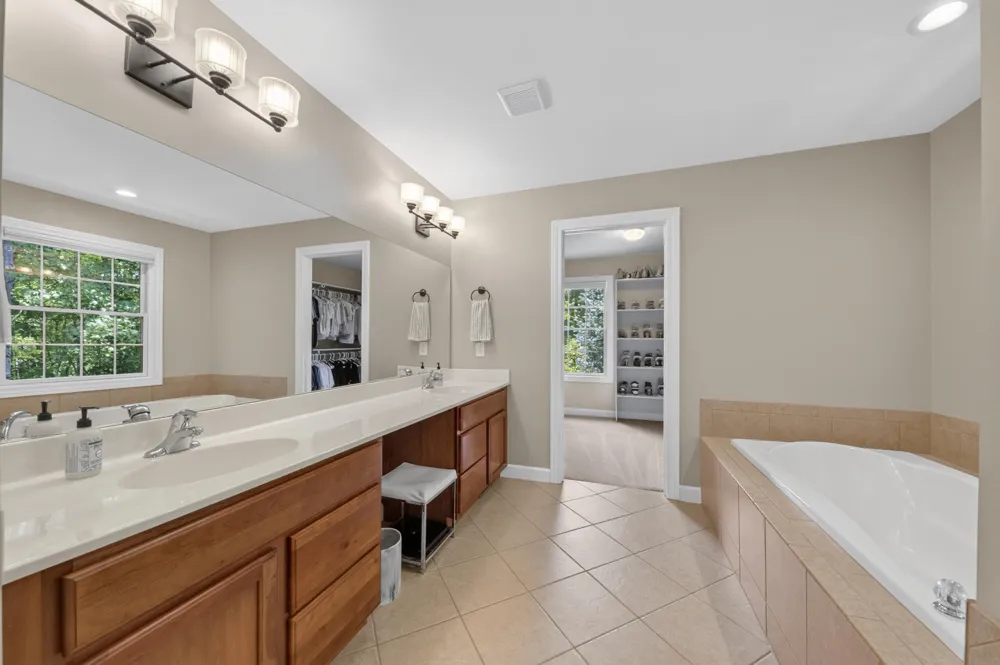 613 Aylesbury Court Canton, MI 48187