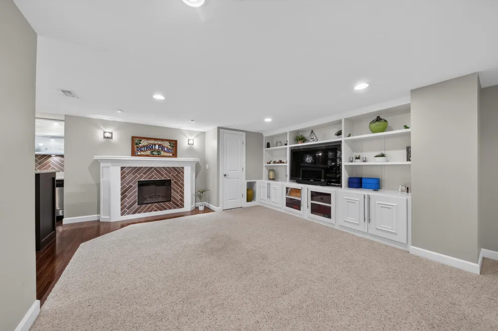 613 Aylesbury Court Canton, MI 48187