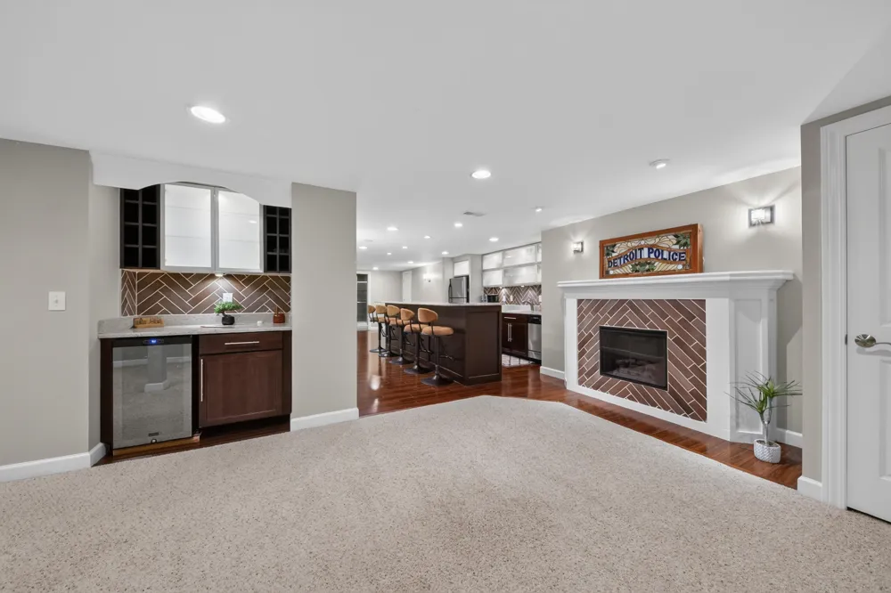 613 Aylesbury Court Canton, MI 48187