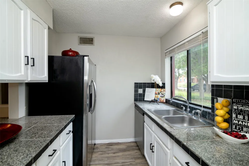 2937 Carnaby Lane Garland, TX 75044