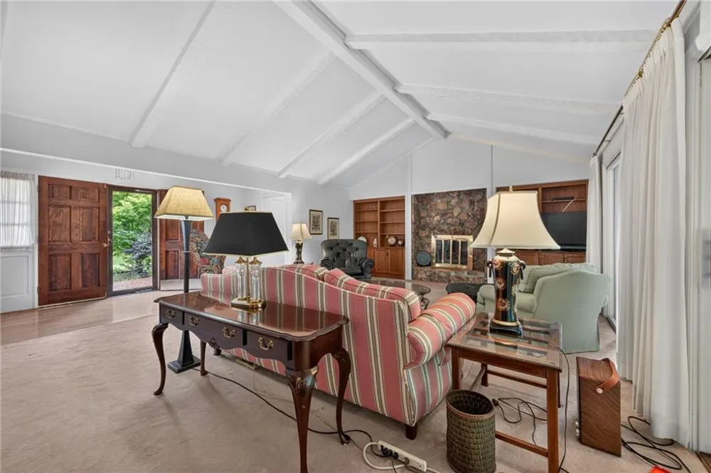 115 Farmstead Lane Roswell, GA 30075