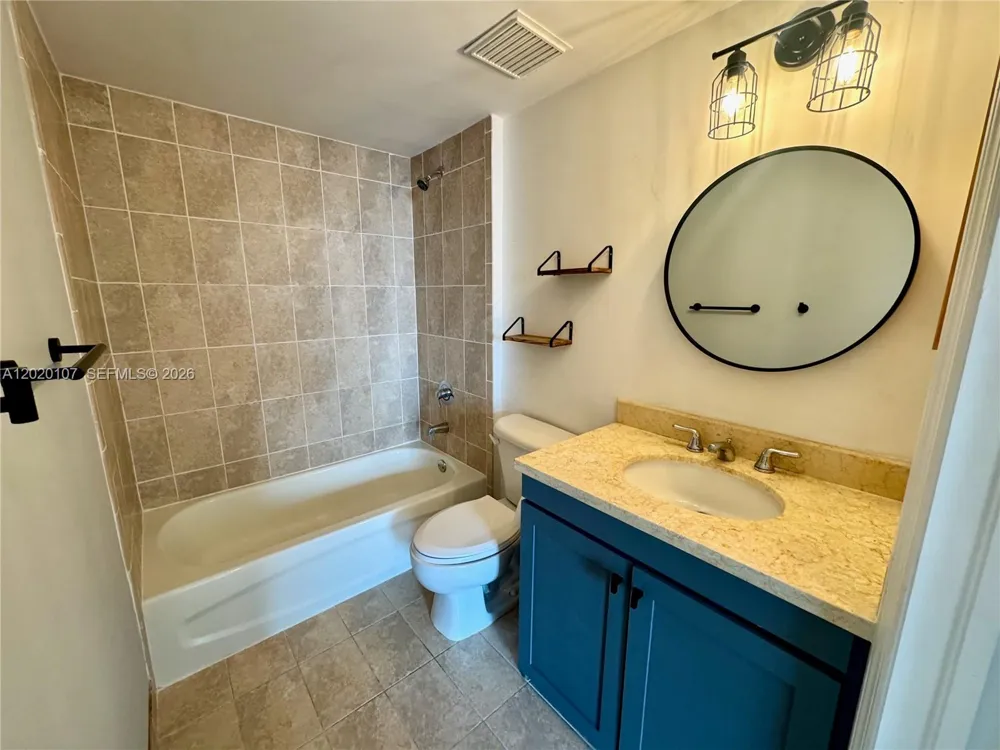 1723 SW 2nd Ave #704 Miami, FL 33129