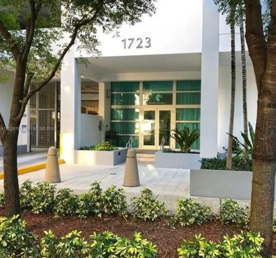 1723 SW 2nd Ave #704 Miami, FL 33129