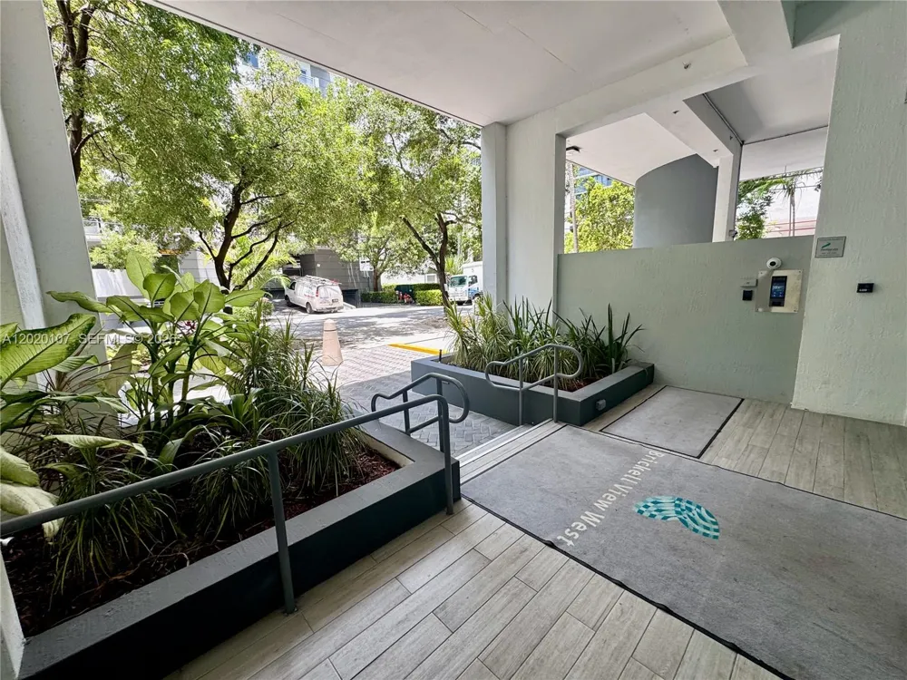 1723 SW 2nd Ave #704 Miami, FL 33129