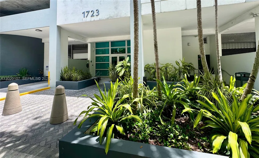 1723 SW 2nd Ave #704 Miami, FL 33129
