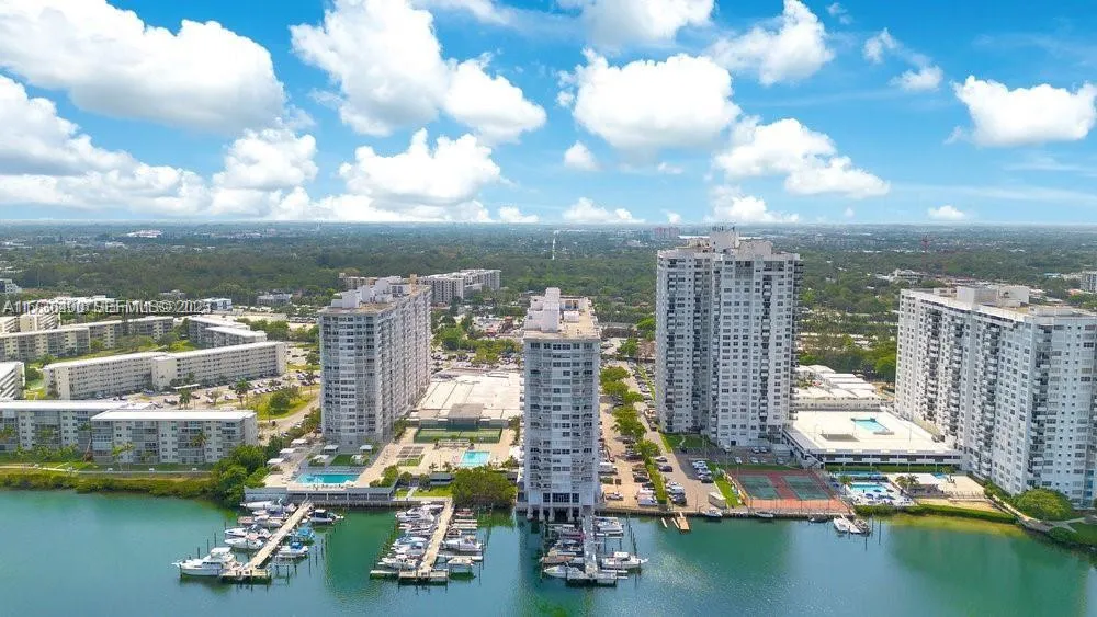 18031 Biscayne Blvd #PH01 Aventura, FL 33160