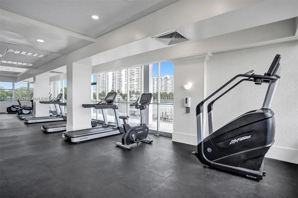 18031 Biscayne Blvd #PH01 Aventura, FL 33160