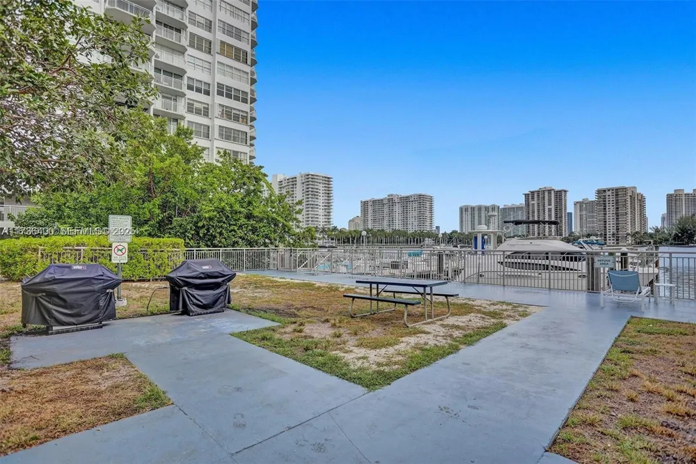 18031 Biscayne Blvd #PH01 Aventura, FL 33160