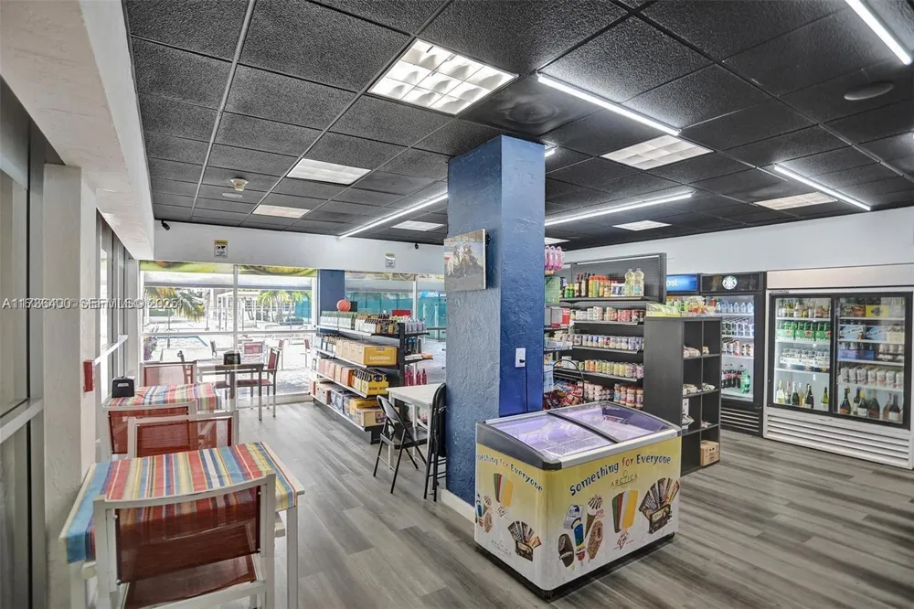18031 Biscayne Blvd #PH01 Aventura, FL 33160